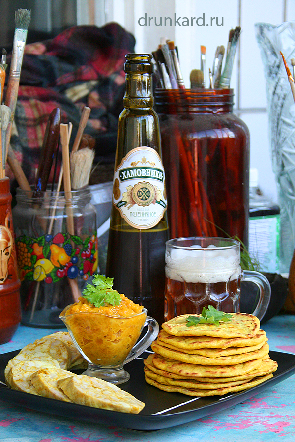 Лепёшки на пиве с домашней куриной колбаской и мангово-яблочным чатни
