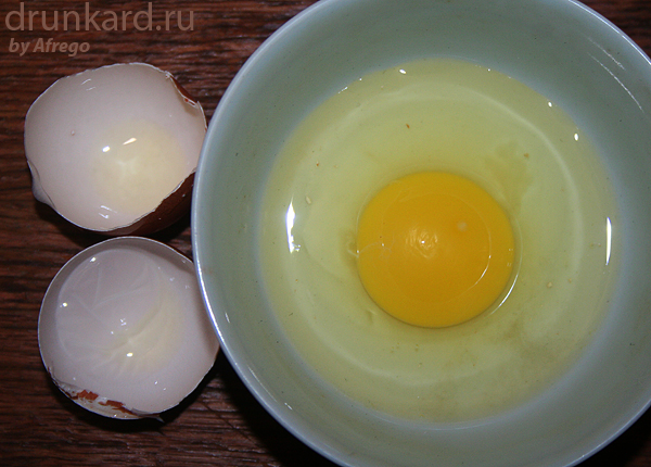 Яйцо разбиваю в пиалку, а наготове рядом с плитой держу соль и мельницу с перцем