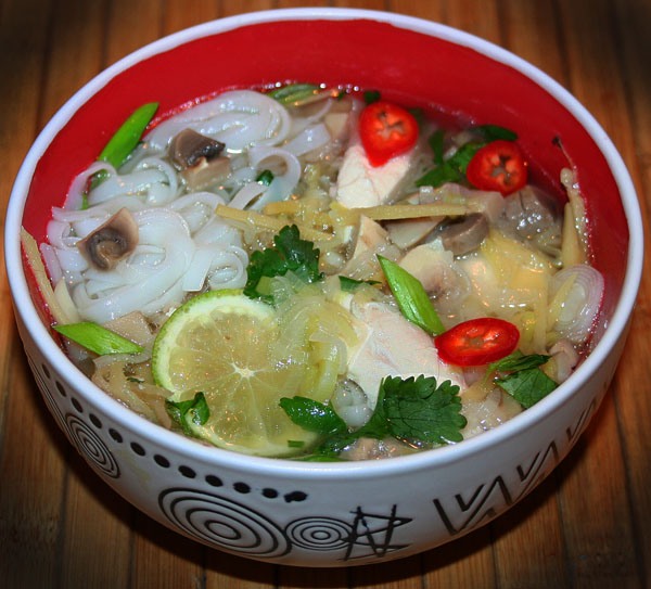 Паназиатская кухня: Суп с лапшой, грибами и жареной курицей